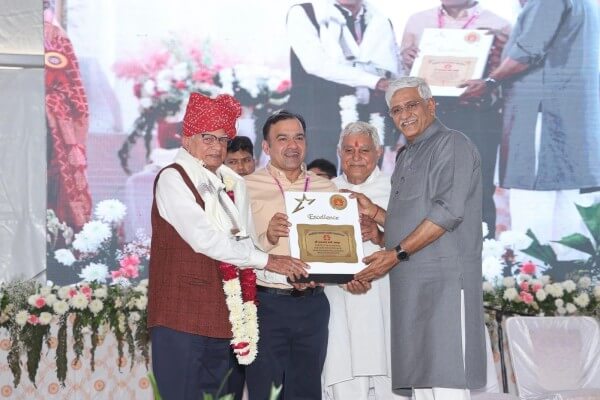 अंतरराष्ट्रीय सारस्वत ब्राह्मण महासम्मेलन में उद्योगपति और जयपुर जिला सारस्वत समाज के अध्यक्ष जगन्नाथ शर्मा को समाज सेवा के लिए केंद्रीय पर्यटन मंत्री गजेंद्र सिंह शेखावत ने किया सम्मानित