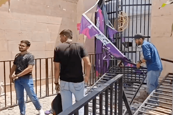 IPL 2026: जयपुर में राजस्थान रॉयल्स मैच के टिकट को लेकर बवाल, SMS स्टेडियम के बाहर युवाओं का हंगामा