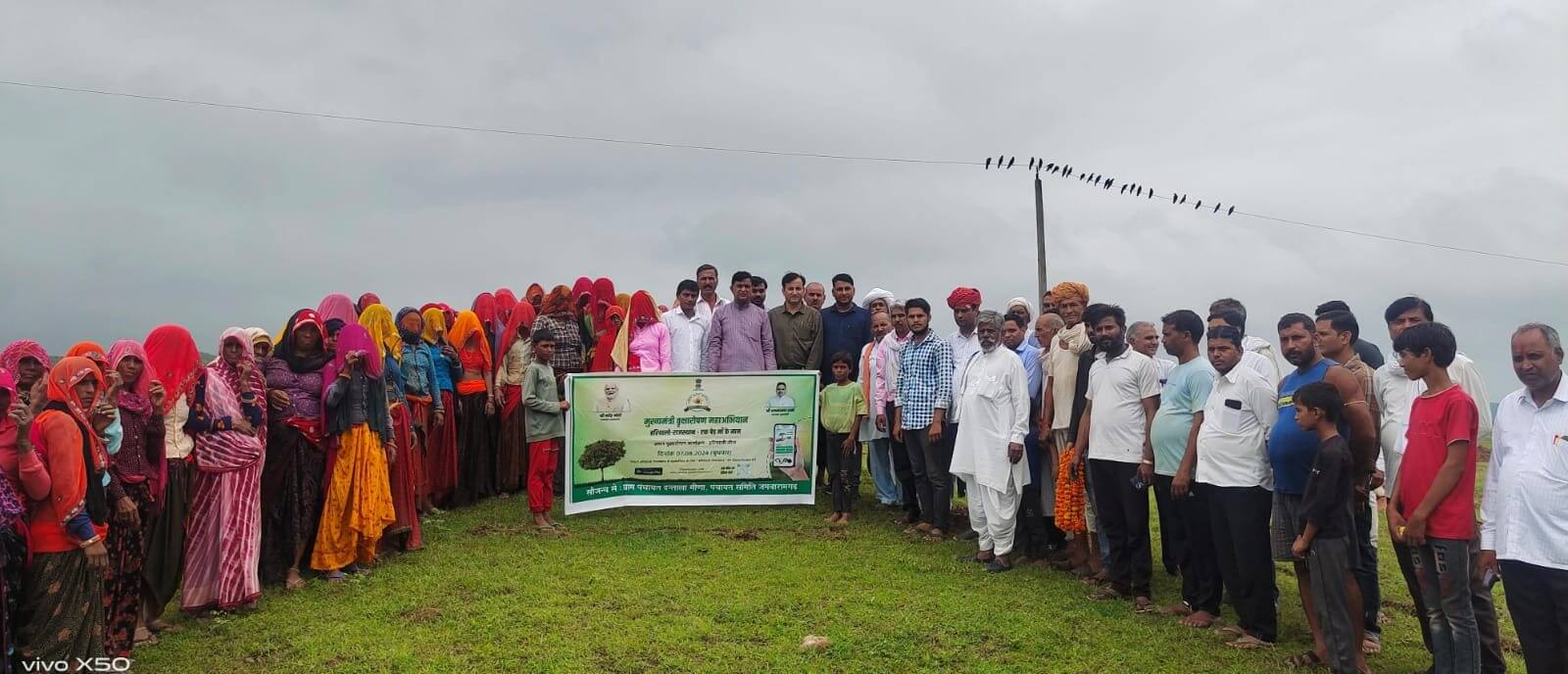 हरियालो राजस्थान महाभियान के तहत दंताला में लगाए 5000 पौधे, ग्रामीणों में जबरदस्त उत्साह,बारिश में महिलाएं मंगल गीत गाते हुए पौधे लगाते रही