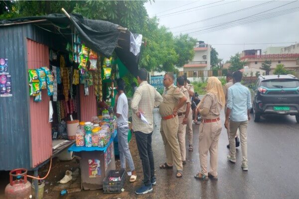 मानसरोवर सुमेर नगर विस्तार में अवैध झोपड़ी हटाने की मांग, कॉलोनीवासियों ने नगर निगम को सौंपा पत्र