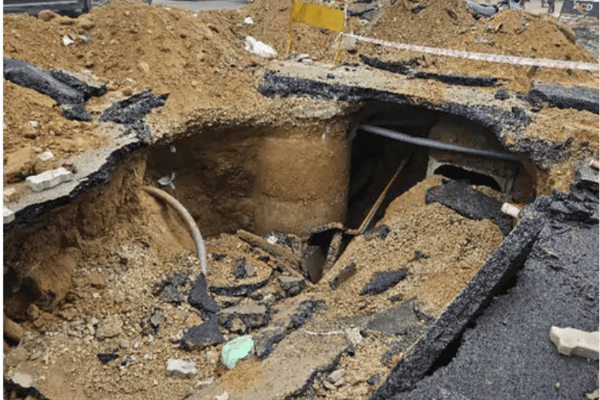 जयपुर में बारिश ने खोली सिस्टम की पोल: गोपालपुरा बाईपास पर सड़क धंसी, 60 फीट लंबा गड्ढा, ट्रैफिक ठप