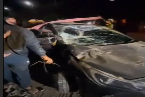 पुष्कर से अजमेर लौटते समय कार फीडर में गिरी, दीवार तोड़कर नीचे जा पहुंची, दो युवक मामूली घायल