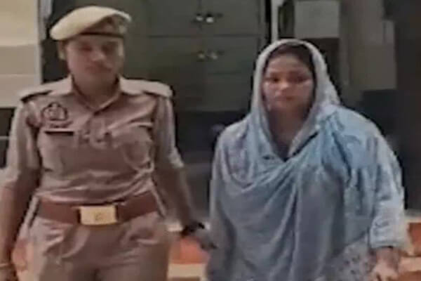 पति की सांप से डसवाकर हत्या का आरोप: पत्नी और वैन ड्राइवर प्रेमी गिरफ्तार, बीमा राशि के लिए रची साजिश