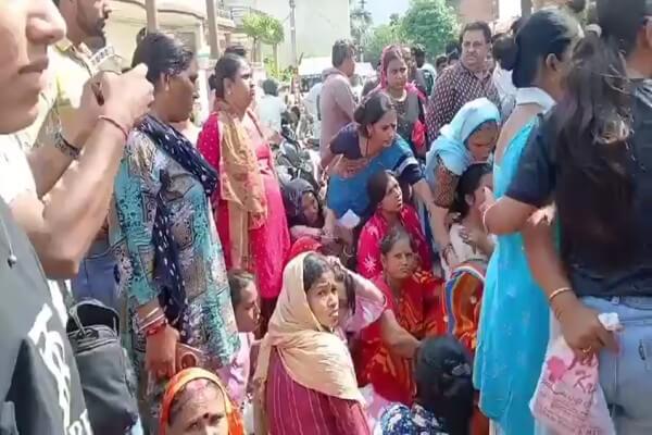 स्वास्तिक नगर कॉलोनीवासियों ने राहत राशि में अनियमितताओं को लेकर विधानसभा अध्यक्ष देवनानी के घर के बाहर किया प्रदर्शन