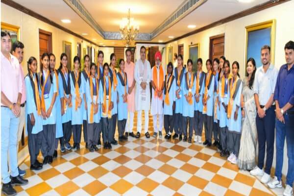 मुख्यमंत्री भजनलाल शर्मा से मिलीं उदयपुर की मेधावी छात्राएं, भाजपा विधायक फूलसिंह मीणा की अनूठी पहल