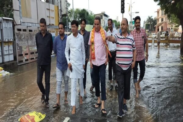धर्मेंद्र राठौड़ ने घुटनों तक पानी में उतरकर लिया अजमेर में जलभराव का जायजा, भाजपा सरकार को ठहराया जिम्मेदार