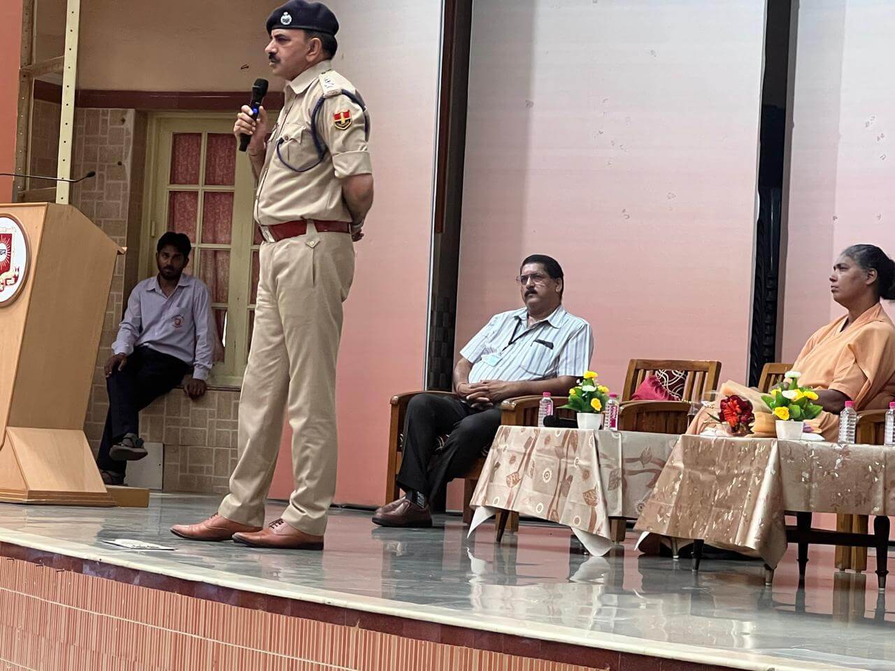 पुलिस अधीक्षक देवेन्द्र बिश्नोई ने सोफिया स्कूल में छात्राओं को सायबर क्राईम के खतरों एवं उनसे बचाव के बारे में किया जागरूक और दिलाई शपथ