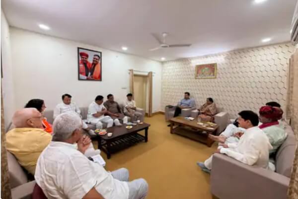 जयपुर शहर भाजपा में पार्षद टिकट को लेकर मंत्रणा करते हुए प्रभारी विधिमंत्री जोगाराम पटेलऔर पूर्व मंत्री प्रभु लाल सैनी के साथ ही स्थानीय विधायक और शहर जिला अध्यक्ष अमित गोयल