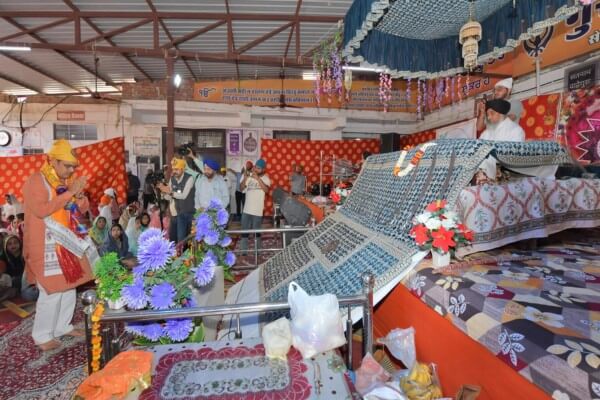 बैसाखी पर्व पर मुख्यमंत्री भजनलाल शर्मा ने गुरुद्वारा श्री गुरु सिंह सभा में टेका मत्था