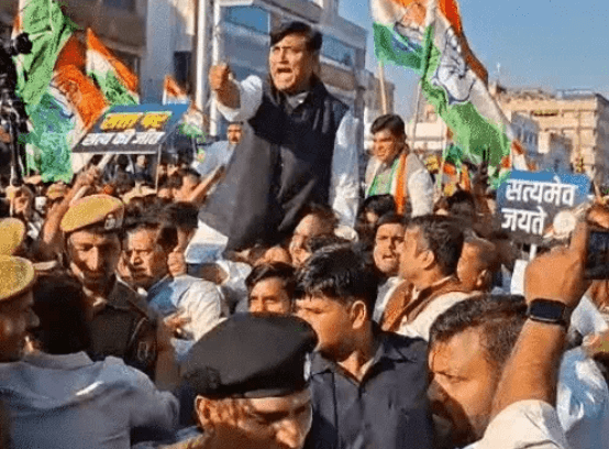 जयपुर में कांग्रेस का भाजपा मुख्यालय कूच तनावपूर्ण—पुलिस से तीखी झड़प, डोटासरा को कार्यकर्ताओं ने उठाया, मनीष यादव बैरिकेड से गिरकर घायल