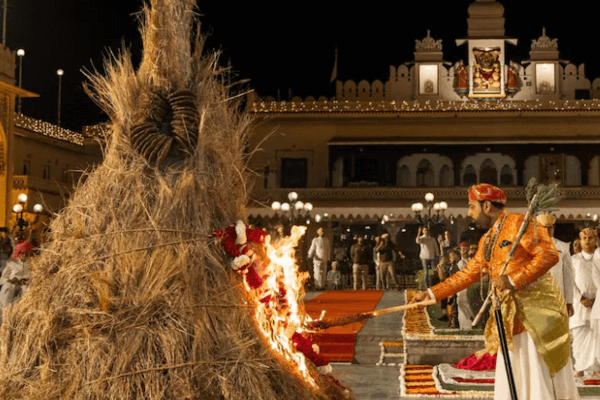 उदयपुर सिटी पैलेस में राजपरिवार ने परंपरागत तरीके से किया होलिका दहन, पूर्व राजपरिवार सदस्य डॉ. लक्ष्यराज सिंह मेवाड़ ने दी शुभकामनाएं