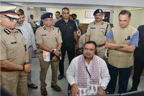 साइबर अपराध नियंत्रण को लेकर मुख्यमंत्री ने पुलिस मुख्यालय में ली बैठक: 1930 हेल्पलाइन पर खुद सुनी पीड़ित की शिकायत