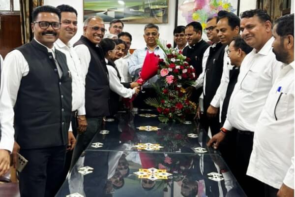 राजस्व मंडल अभिभाषक संघ अध्यक्ष शंकर लाल जाट ने राजस्व मंडल चेयरमैन अजीताभ शर्मा से की शिष्टाचार भेंट