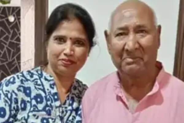 बेटी सुषमा के साथ रिटायर्ड कस्टम अधिकारी ओमप्रकाश खोबर 