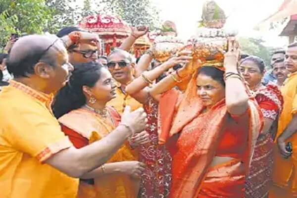 मानसरोवर में कथावाचक पं. प्रदीप मिश्रा की शिव महापुराण कथा और महामृत्युंजय महायज्ञ: कलश यात्रा में मुख्यमंत्री भजनलाल शर्मा की धर्मपत्नी गीता देवी शर्मा ने पैदल चलकर निभाई सहभागिता