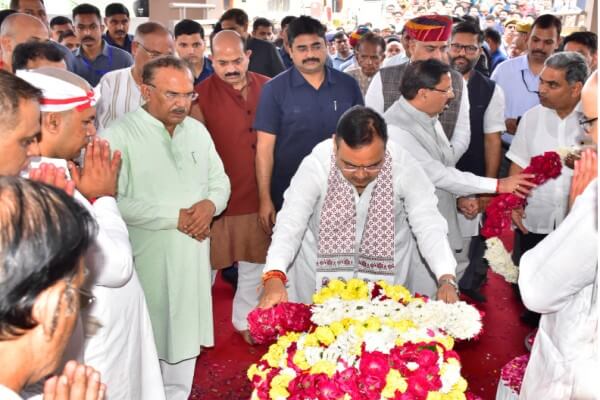 अजमेर में हुई इन्दिरा देवनानी की अंतिम यात्रा: पुत्र ने दी मुखाग्नि, मुख्यमंत्री सहित अनेक गणमान्य हुए शामिल