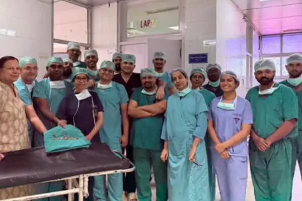 एसएमएस अस्पताल में डॉक्टरों टीम ने जटिल सर्जरी कर युवक के पेट से निकली घड़ी, नट-बोल्ट और लोहे के टुकड़े 
