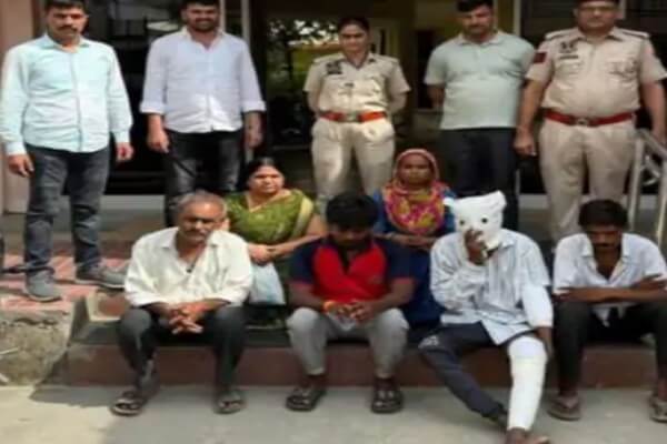 पुलिस ने छह चेन स्नेचर की गैंग को किया गिरफ्तार, लूटी चेन और बाइक बरामद