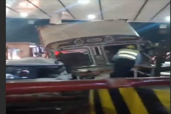 जयपुर-अजमेर हाईवे पर भीषण हादसा: टोल प्लाजा पर कंटेनर ने कार को कुचला, 7 घायल