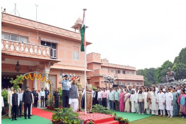 राज्यपाल हरिभाऊ बागडे ने राजभवन में किया ध्वजारोहण, राष्ट्र की समृद्धि के लिए मिलकर कार्य करने का आह्वान