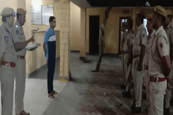 जोधपुर में डीसीपी ने थाने में आम आदमी बन किया औचक निरीक्षण, सजग पुलिसकर्मी को मिला इनाम