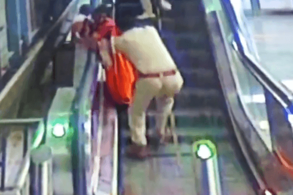 जयपुर मेट्रो स्टेशन पर बड़ा हादसा टला: एस्केलेटर पर फिसली महिला और बच्चा, ASI ने दौड़कर बचाई जान