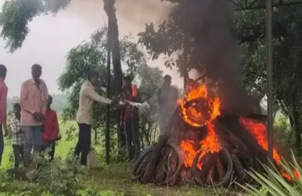 बच्ची प्रियंका का अंतिम संस्कार, गीली लकड़िया, चिताएं जलाने में आईं दिक्कतें, टायर और ज्वलनशील पदार्थ से जलाई चिता