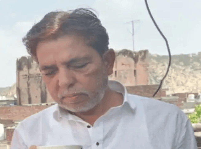 टेम्पो में सफर कर रहे रफीक कुरैशी की अचानक तबीयत बिगड़ने से मौत