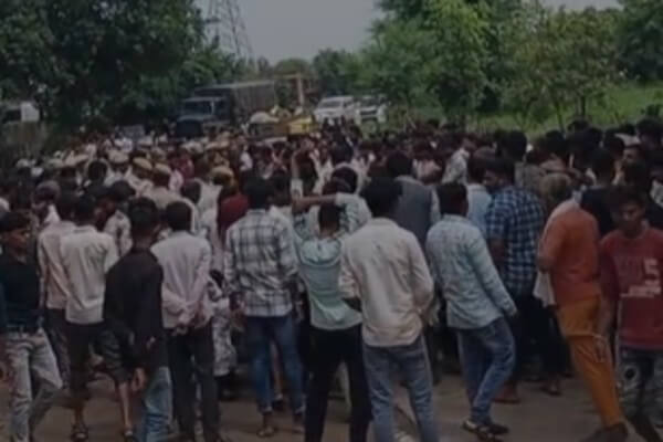 पीपलोदी स्कूल भवन हादसे के बाद ग्रामीणों का आक्रोश, गुराड़ी चौराहे पर लगाया जाम, मुआवजा और मरम्मत की उठी मांग