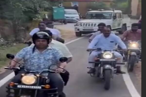 अलवर: माता रानी के दरबार में  वन राज्यमंत्री संजय शर्मा का हेलमेट विवाद