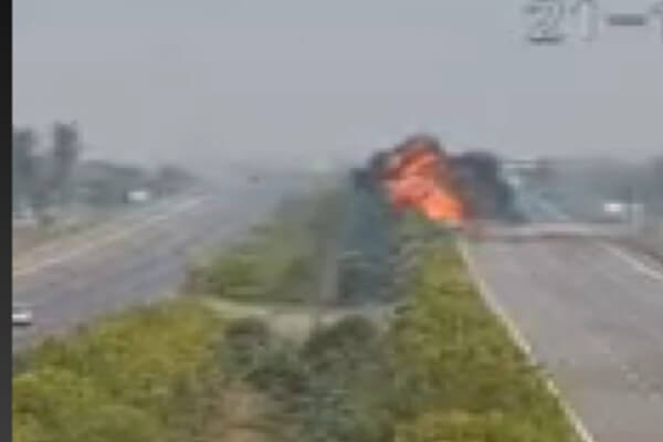 दिल्ली–मुंबई एक्सप्रेसवे पर भीषण हादसा: बेकाबू कंटेनर एलईडी पोल से टकराया, आग लगने से चालक जिंदा जला