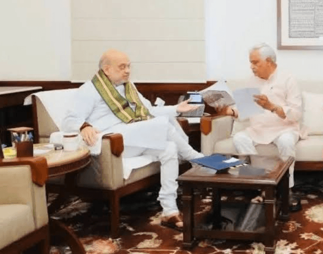 डॉ. करोड़ी लाल मीणा दिल्ली में केंद्रीय गृहमंत्री अमित शाह से पूर्व लोकसभा अध्यक्ष शिव सिंह राठौर की शिकायत करते हुए