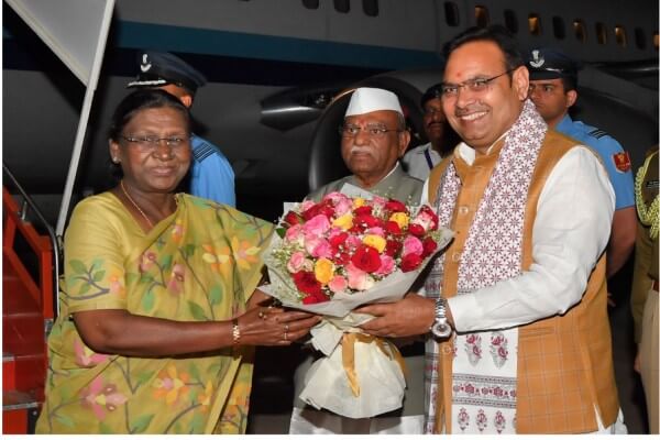मुख्यमंत्री भजनलाल शर्मा ने राष्ट्रपति द्रौपदी मुर्मु का जैसलमेर में किया स्वागत, वायुशक्ति-2026 में लेंगी भागीदारी