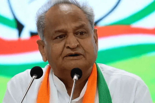 अशोक गहलोत का मोदी सरकार पर हमला – बांग्लादेश में हिंदुओं की हत्या और मंदिरों में तोड़फोड़ पर भारत सरकार की चुप्पी पर उठाए सवाल