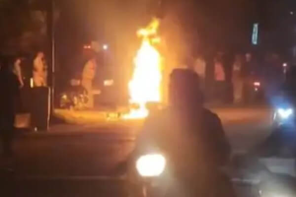 शराब की दुकान के बाहर विवाद: स्कॉर्पियो के शीशे तोड़े, स्कूटी में लगाई आग,एक दर्जन लोगों को किया राउंडअप