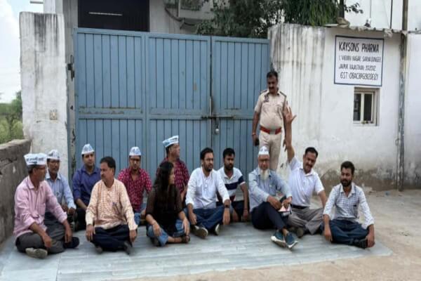 केसंस फार्मा पर आम आदमी पार्टी का हल्ला बोल: फैक्ट्री पर धरना, दवाओं पर बैन और पीड़ित परिवारों को मुआवजे की मांग