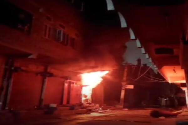 सरकारी राशन की दुकान में लगी भीषण आग: दुकानदार मौके से भागा, आधे घंटे में काबू