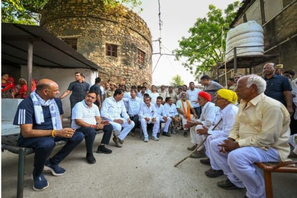 प्रतापगढ़ के बम्बोरी गांव में मुख्यमंत्री का पैदल भ्रमण, घर-घर जाकर सुनी समस्याएं