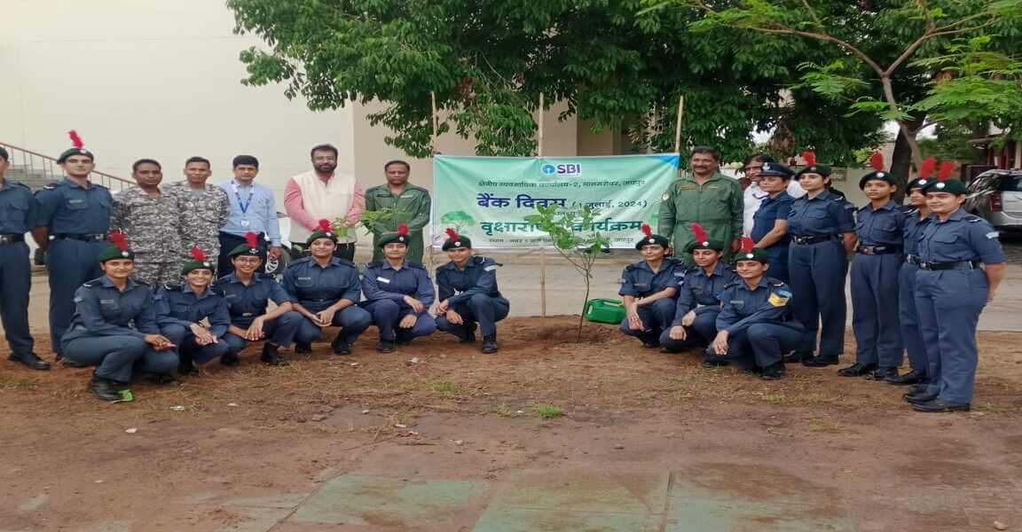 राजस्थान एयर स्क्वाड्रन एनसीसी मुख्यालय पर भारतीय स्टेट बैंक क्षेत्रीय कार्यालय मानसरोवर के तत्वावधान में वृक्षारोपण कर कैडेट्स को पर्यावरण संरक्षण का दिया संदेश