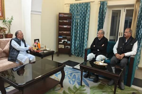 पूर्व सीएम अशोक गहलोत ने विधानसभा अध्यक्ष देवनानी के आवास पहुंचकर पत्नी के निधन पर संवेदना व्यक्त की