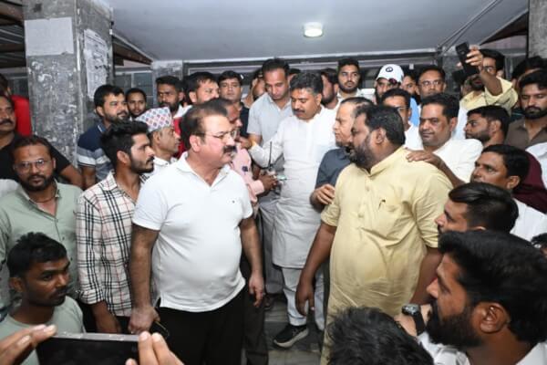 जयपुर में सीवरेज हादसा: दो मजदूरों की मौत,कांवटिया अस्पताल पहुंचे नेता प्रतिपक्ष टीकाराम जूली- कहां दोषियों कोसजा और मुआवजा सरकारी नौकरी देने की मांग