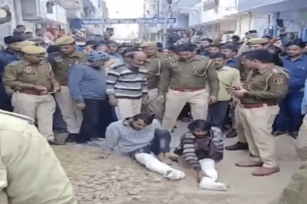 जयपुर में महिला की हत्या और लूट के आरोपियों की पुलिस परेड, लंगड़ाते हुए पहुंचे वारदात स्थल