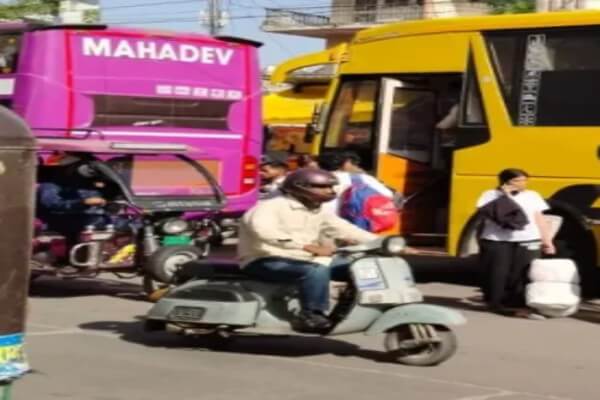 जयपुर: निजी बस ऑपरेटरों की हड़ताल बिना शर्त खत्म ट्रांसपोर्ट सचिव की सख्ती के आगे झुके बस संचालक, बस सेवा बहाल
