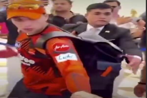 जयपुर में महिला फैन ने अभिषेक शर्मा का हाथ पकड़कर खींचा, होटल लॉबी में अचानक हुई घटना का वीडियो वायरल