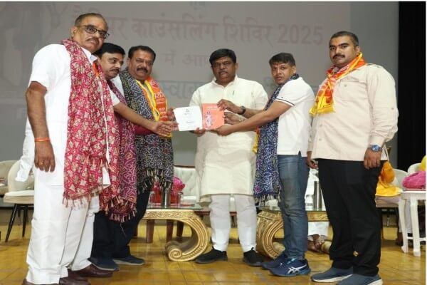 विप्र फाउंडेशन जोन-1 अलवर द्वारा आयोजित करियर काउंसलिंग एवं प्रतिभा सम्मान समारोह में वन्य एवं पर्यावरण राज्यमंत्री संजय शर्मा ने किया सम्मान 
