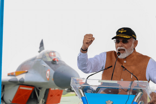 आदमपुर एयरबेस पहुंचे PM मोदी, जवानों से की मुलाकात, PAK ने इसी बेस को उड़ाने का किया था दावा