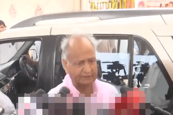 गहलोत का सरकार पर निशाना: ‘पीएम का वादा नहीं निभा, योजनाएं बंद और बदली जा रहीं’