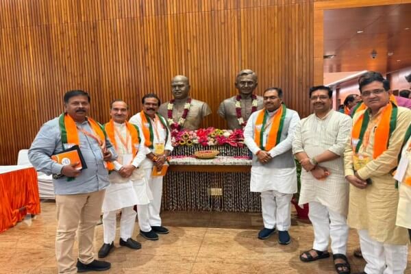 नई दिल्ली में भाजपा मुख्यालय पर दीनदयाल उपाध्याय और श्यामा प्रसाद मुखर्जी की मूर्ति के समक्ष मौजूद भाजपा के प्रदेश अध्यक्ष मदन राठौड़ और,संगठन महामंत्री अजय कुमार उनके साथ मौजूद है तेलंगाना के प्रदेश अध्यक्ष औरसंगठन महामंत्री चंद्रशेखर