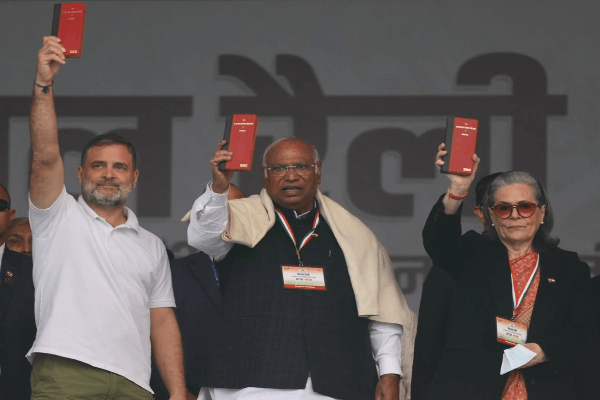 दिल्ली के रामलीला मैदान में कांग्रेस की ‘वोट चोर गद्दी छोड़’ रैली—राहुल बोले मोदी-शाह का कॉन्फिडेंस खत्म, प्रियंका ने EC पर साधा निशाना, खड़गे बोले—देश के लिए सब कुर्बान