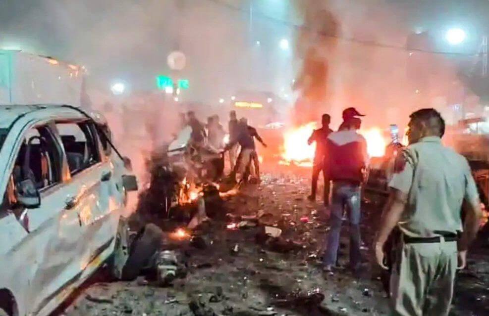 दिल्ली में लाल किले के पास बम विस्फोट से दहशत — 9 की मौत, कई घायल; जांच में जुटी पुलिस और एनएसजी